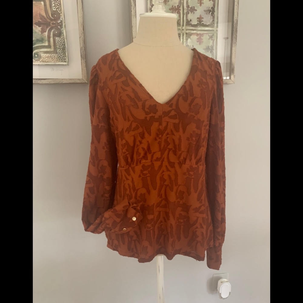 Pretty top perfect for business or pleasure
